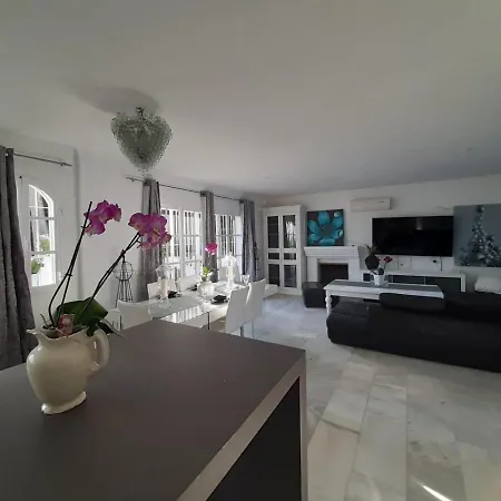 Aqua Private Six Bedrooms With Large Pool Estepona